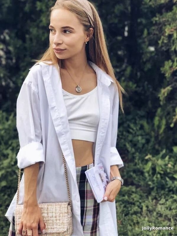 Julia, 22