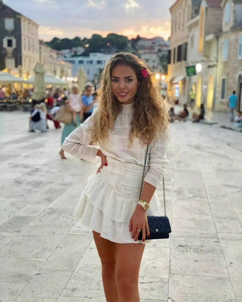 Karina, 33