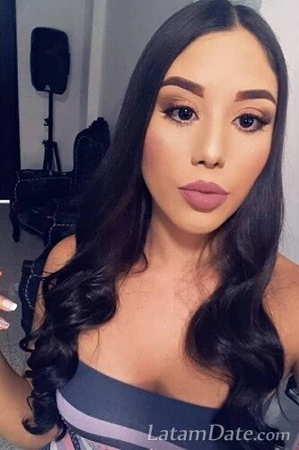 LESLI, 23